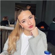 Estudiante de magisterio imparte clases de apoyo para niños de todas las edades